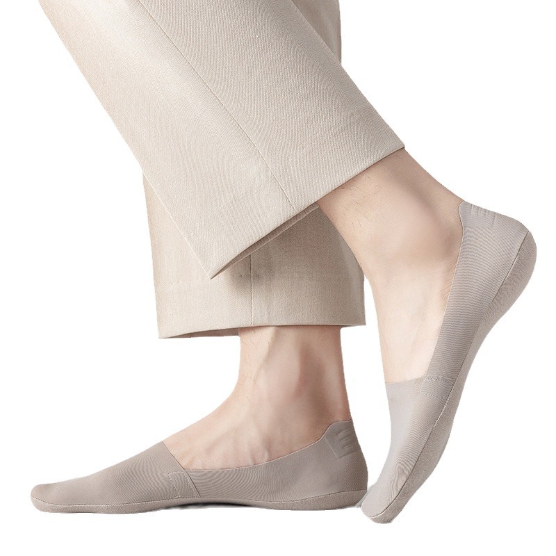 질기고 두꺼운 양말과 쇼가 없는 양말: 어떤 것을 입어야 할까요?